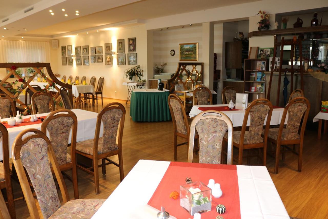Hotel Und Restaurant Karpfenschaenke Schenkendobern Buitenkant foto